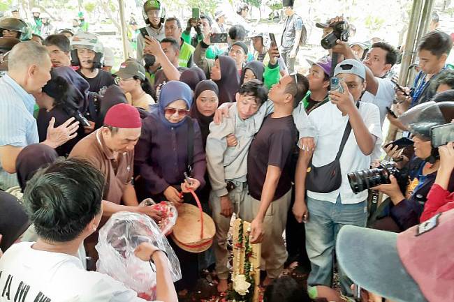 Suasana pemakaman pengemudi ojek online Affan Kurniawan yang dilindas mobil Brimob pada Kamis (28/8/2025). Affan dimakamkan di TPU Karet Bivak, Jakarta Pusat, Jumat (29/8/2025). (ANTARA/Lia W Santosa)