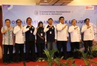 Wakil Menteri Transmigrasi RI, Viva Yoga Mauladi, foto bersama Sekdaprov Kalsel dan pihaknya lainnya di sela sosialisasi. Foto : MC Kalsel