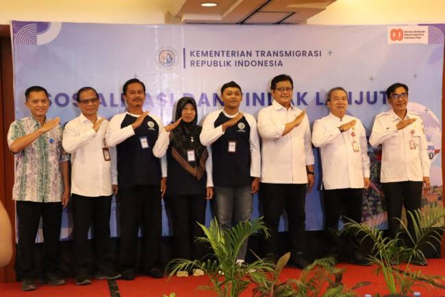 Wakil Menteri Transmigrasi RI, Viva Yoga Mauladi, foto bersama Sekdaprov Kalsel dan pihaknya lainnya di sela sosialisasi. Foto : MC Kalsel