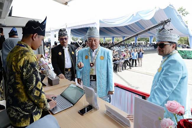 Gubernur Kalsel Muhidin (kedua kanan) didampingi Wakil Gubernur Kalsel Hasnuryadi Sulaiman (kanan) meninjau pelayanan program diskon dan pemutihan Pajak Kendaraan Bermotor pada perayaan Hari Jadi ke-75 Kalsel di Banjarbaru, Kalimantan Selatan, Kamis (14/8/2025). (SuarIndonesia/HO-MC Kalsel)