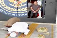 Narapidana di Lapas Banjarbaru melakukan sujud syukur setelah bebas menerima Amnesti. (ANTARA/Firman)