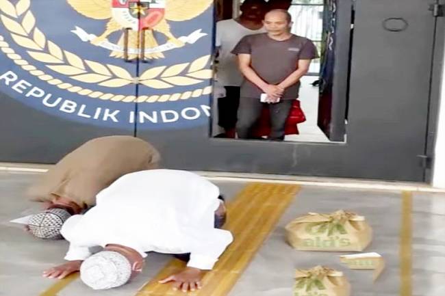 Narapidana di Lapas Banjarbaru melakukan sujud syukur setelah bebas menerima Amnesti. (ANTARA/Firman)