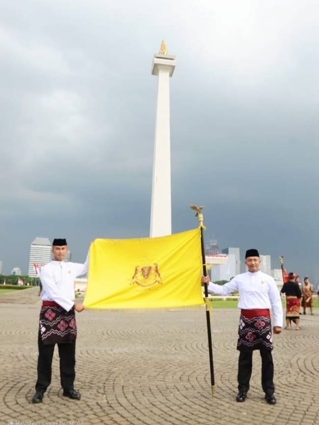 Pataka Kesultanan Banjar hiasi Kirab Bendera Pusaka HUT ke-80 RI di Istana Negara. ( SuarIndonesia/Foto @kesultananbanjar_official)