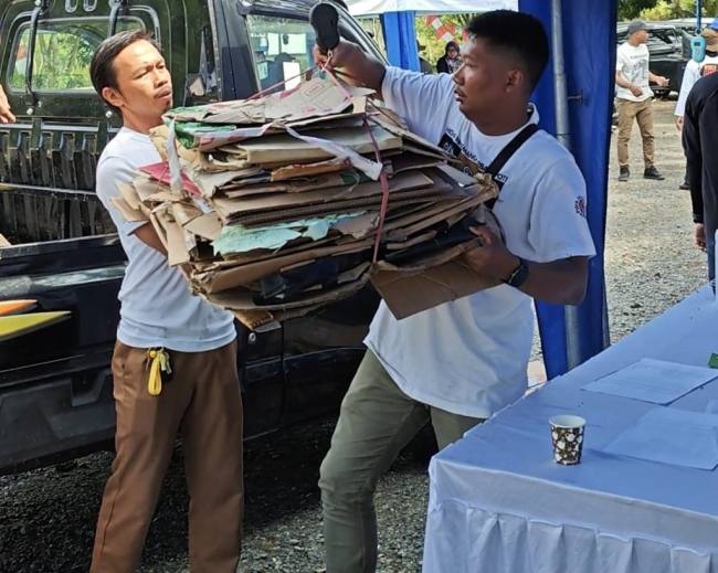 Kegiatan Pilah sampah berhadiah sembako yang dilaksanakan DLH Kalsel. Foto : MC Kalsel