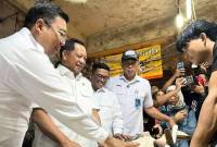 Kepala Bapanas Arief Prasetyo Adi (kanan) bersama Menteri Dalam Negeri Tito Karnavian (kedua kiri) dan Direktur Utama Perum Bulog Achmad Rizal Ramdhani meninjau harga beras SPHP di Pasar Induk Rau, Serang, Banten, Rabu (20/8/2025). (Dokumentasi ANTARA/Harianto)