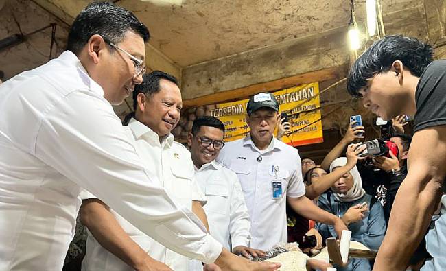 Kepala Bapanas Arief Prasetyo Adi (kanan) bersama Menteri Dalam Negeri Tito Karnavian (kedua kiri) dan Direktur Utama Perum Bulog Achmad Rizal Ramdhani meninjau harga beras SPHP di Pasar Induk Rau, Serang, Banten, Rabu (20/8/2025). (Dokumentasi ANTARA/Harianto)
