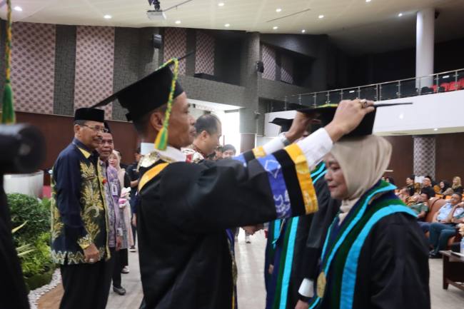 Pengukuhan Guru Besar ULM oleh Rektor ULM Prof Ahmad. Foto : MC Kalsel