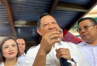 Menteri Dalam Negeri (Mendagri) Tito Karnavian (tengah), Juru Bicara Kantor Komunikasi Kepresidenan (PCO) Prita Laura (kiri), Kepala Bapanas Arief Prasetyo Adi menjawab pertanyaan awak media seusai meninjau harga sejumlah komoditas pangan di Pasar Induk Rau, Serang, Banten, Rabu (20/8/2025). (Dokumentasi ANTARA/Harianto)