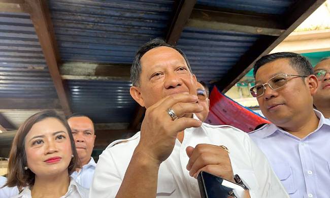 Menteri Dalam Negeri (Mendagri) Tito Karnavian (tengah), Juru Bicara Kantor Komunikasi Kepresidenan (PCO) Prita Laura (kiri), Kepala Bapanas Arief Prasetyo Adi menjawab pertanyaan awak media seusai meninjau harga sejumlah komoditas pangan di Pasar Induk Rau, Serang, Banten, Rabu (20/8/2025). (Dokumentasi ANTARA/Harianto)