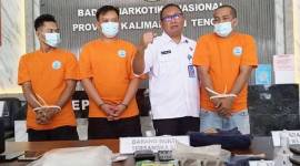 Pelaksana tugas Kepala BNNP Kalimantan Tengah, Ruslan Abdul Rasyid, pada saat menggelar konferensi pers di kantor BNNP Kalimantan Tengah, Rabu (27/8/2025). (ANTARA/Rajib Rizali)
