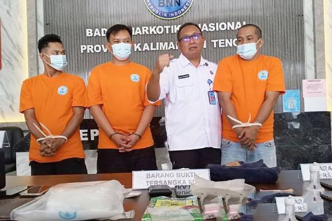 Pelaksana tugas Kepala BNNP Kalimantan Tengah, Ruslan Abdul Rasyid, pada saat menggelar konferensi pers di kantor BNNP Kalimantan Tengah, Rabu (27/8/2025). (ANTARA/Rajib Rizali)