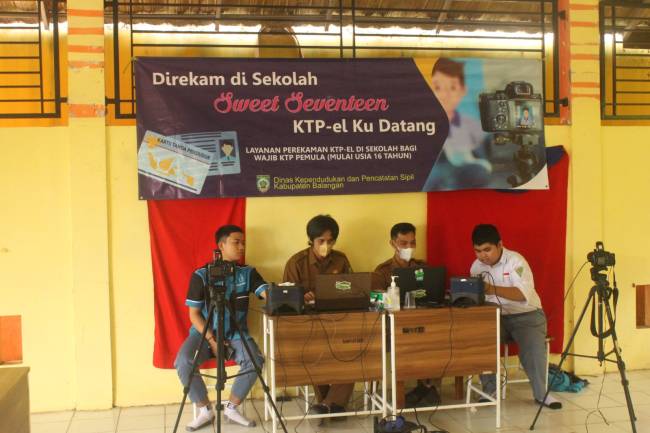 Teks foto : Inovasi Direkam di Sekolah, Sweet Seventeen, KTPku Datang oleh Dinas Kependudukan dan Pencatatan Sipil (Disdukcapil) Kabupaten Balangan. Foto: MC Balangan