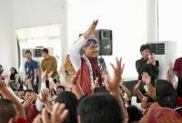 Menteri Sosial Saifullah Yusuf menyapa para siswa Sekolah Rakyat Menengah Atas (SRMA) 25 Lamongan di SMKN Maritim, Lamongan, Jawa Timur, Selasa (5/8/2025). (ANTARA/HO-Kemensos)