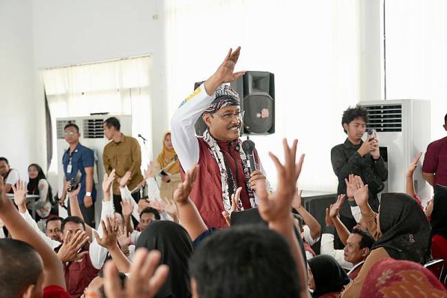 Menteri Sosial Saifullah Yusuf menyapa para siswa Sekolah Rakyat Menengah Atas (SRMA) 25 Lamongan di SMKN Maritim, Lamongan, Jawa Timur, Selasa (5/8/2025). (ANTARA/HO-Kemensos)