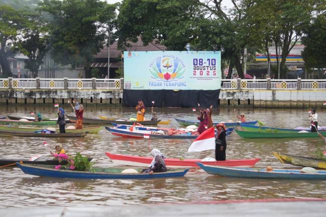 Teks foto : Pembukaan Festival Wisata Budaya Pasar Terapung 2025 di Banjarmasin. foto: MC Balangan