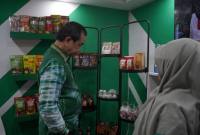 Teks foto : Asisten Bidang Perekonomian dan Pembangunan Setda Balangan, Tuhalus saat melihat-lihat produk UMKM Balangan. foto: MC Balangan