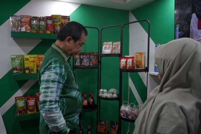 Teks foto : Asisten Bidang Perekonomian dan Pembangunan Setda Balangan, Tuhalus saat melihat-lihat produk UMKM Balangan. foto: MC Balangan