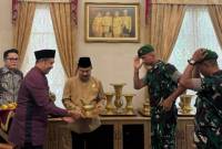 Sultan Khairul Saleh menyerahkan Pataka Kesultanan Banjar kepada prajurit TNI AD terpilih pada Minggu (10/8/2025). (SuarIndonesia/Kesultanan Banjar)