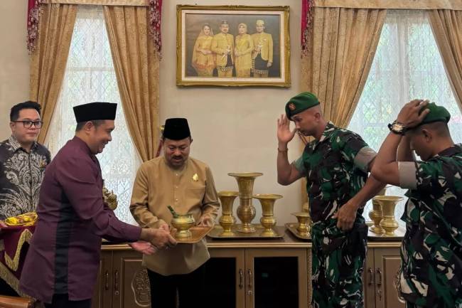 Sultan Khairul Saleh menyerahkan Pataka Kesultanan Banjar kepada prajurit TNI AD terpilih pada Minggu (10/8/2025). (SuarIndonesia/Kesultanan Banjar)