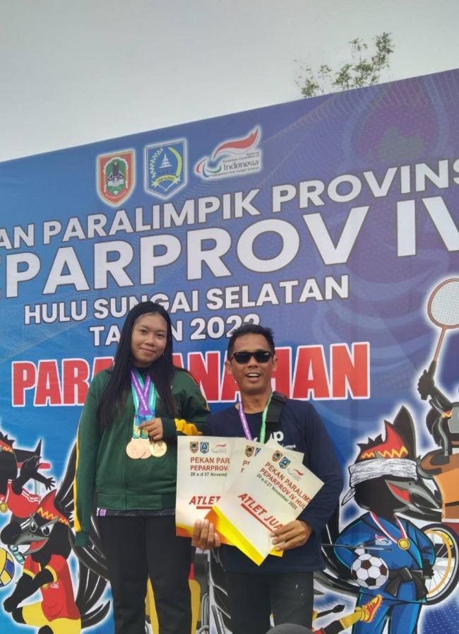 Teks foto : Riyanti dan pelatih panahan NPC Balangan Syahrudi Rahman foto: MC Balangan