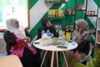 Teks foto : Ketua TP PKK Balangan (tengah) bersama Plt Kepala Disperindag saat berkunjung ke stan Kabupaten Balangan. foto: MC Balangan