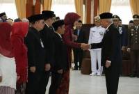 Gubernur Kalimantan Selatan H. Muhidin (kanan) bersalaman dengan salah satu Pegawai Negeri Sipil (PNS) yang menerima penghargaan Satyalencana Karya Satya kepada salah satu Pegawai Negeri Sipil (PNS) di Banjarmasin, Selasa (26/8/2025). (ANTARA/HO-Medcen Kalsel)