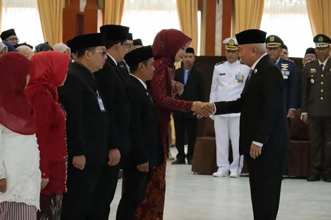 Gubernur Kalimantan Selatan H. Muhidin (kanan) bersalaman dengan salah satu Pegawai Negeri Sipil (PNS) yang menerima penghargaan Satyalencana Karya Satya kepada salah satu Pegawai Negeri Sipil (PNS) di Banjarmasin, Selasa (26/8/2025). (ANTARA/HO-Medcen Kalsel)