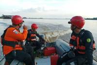 Tim dari Basarnas Banjarmasin sedang melakukan pencarian terhadap korban ABK yang diduga jatuh dari kapal dan tenggelam di perairan Sungai Barito, Rabu (27/8/2025). (ANTARA/HO-Humas Basarnas Banjarmasin)
