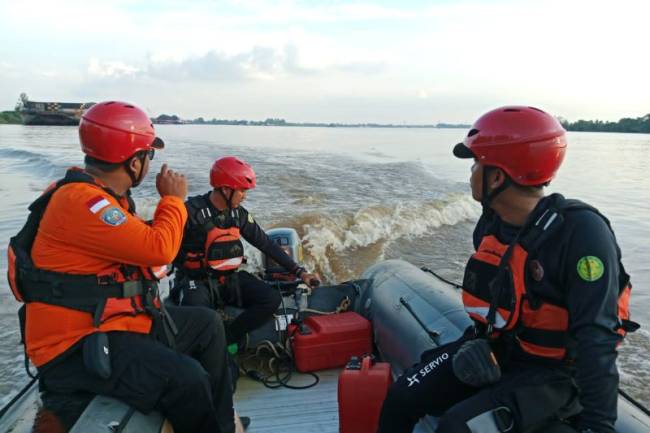 Tim dari Basarnas Banjarmasin sedang melakukan pencarian terhadap korban ABK yang diduga jatuh dari kapal dan tenggelam di perairan Sungai Barito, Rabu (27/8/2025). (ANTARA/HO-Humas Basarnas Banjarmasin)
