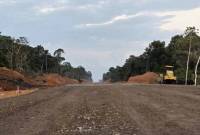 Satu unit alat berat tengah mengerjakan Jalan Lintas Tengah Pulau Laut yang tengah dikerjakan Dinas Pekerjaan Umum dan Penataan Ruang Provinsi Kalimantan Selatan (PUPR Kalsel) di Kotabaru, beberapa waktu lalu. (ANTARA/HO-Medcen Kalsel)