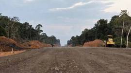 Satu unit alat berat tengah mengerjakan Jalan Lintas Tengah Pulau Laut yang tengah dikerjakan Dinas Pekerjaan Umum dan Penataan Ruang Provinsi Kalimantan Selatan (PUPR Kalsel) di Kotabaru, beberapa waktu lalu. (ANTARA/HO-Medcen Kalsel)