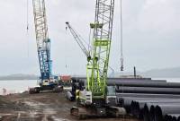 Sejumlah alat berat tengah mengerjakan persiapan memasang tiang pemancangan proyek unggulan Jembatan Pulau Laut Kotabaru di Kabupaten Kotabaru, Provinsi Kalimantan Selatan, Rabu (27/8/2025). (ANTARA/HO-Medcen Kalsel)