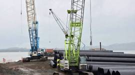 Sejumlah alat berat tengah mengerjakan persiapan memasang tiang pemancangan proyek unggulan Jembatan Pulau Laut Kotabaru di Kabupaten Kotabaru, Provinsi Kalimantan Selatan, Rabu (27/8/2025). (ANTARA/HO-Medcen Kalsel)