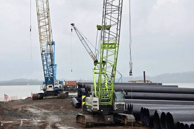 Sejumlah alat berat tengah mengerjakan persiapan memasang tiang pemancangan proyek unggulan Jembatan Pulau Laut Kotabaru di Kabupaten Kotabaru, Provinsi Kalimantan Selatan, Rabu (27/8/2025). (ANTARA/HO-Medcen Kalsel)