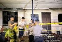 Petugas memasang garis polisi di lokasi setelah terjadinya kebakaran di Polres Banjarbaru pada Rabu malam. (ANTARA/Firman)
