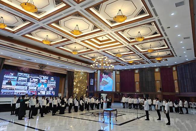 Menteri Sosial Saifullah Yusuf didampingi Wakil Menteri Sosial Agus Jabo melantik 1.323 orang guru dari 100 lokasi Sekolah Rakyat rintisan tahap pertama yang digelar secara hybrid di Aula Kementerian Sosial, Salemba, Jakarta, Jumat (8/8/2025). )ANTARA/M Riezko Bima Elko P)