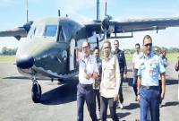 Kepala Pusat Standarisasi Instrumen Lingkungan Hidup Kementerian LH Dasrul Chaniago (tengah) bersama BMKG saat mengecek pesawat TNI AU yang melaksanakan operasi modifikasi cuaca di Lanud Sjamsudin Noor di Banjarbaru, Kalimantan Selatan, Kamis (14/8/2025). (ANTARA/Firman)