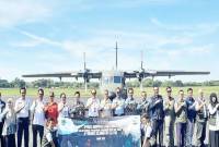 Direktur Tata Kelola Modifikasi Cuaca BMKG Edison Kurniawan bersama tim Kementerian Lingkungan Hidup dan Lanud Sjamsudin Noor melepas keberangkatan pesawat Casa yang mengangkut garam untuk operasi modifikasi cuaca di Kalsel, Kamis (14/8/2025). (ANTARA/Firman)