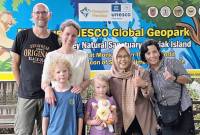 Dr Corina van Middelaar peneliti dari Wageningen University & Research (WUR) Belanda bersama keluarganya datang ke Pulau Curiak melihat konservasi bekantan yang dilakukan SBI. (ANTARA/Firman)