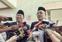 Wakil Ketua DPR RI Cucun Ahmad Syamsurijal (kiri) bersama Ketua Komisi VIII DPR RI Marwan Dasopang (kanan) saat memberikan keterangan kepada awak media di Kompleks Parlemen, Senayan, Jakarta, Selasa (26/8/2025). (ANTARA/Melalusa Susthira K)
