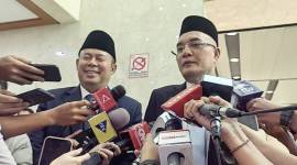 Wakil Ketua DPR RI Cucun Ahmad Syamsurijal (kiri) bersama Ketua Komisi VIII DPR RI Marwan Dasopang (kanan) saat memberikan keterangan kepada awak media di Kompleks Parlemen, Senayan, Jakarta, Selasa (26/8/2025). (ANTARA/Melalusa Susthira K)