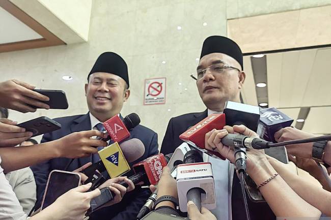 Wakil Ketua DPR RI Cucun Ahmad Syamsurijal (kiri) bersama Ketua Komisi VIII DPR RI Marwan Dasopang (kanan) saat memberikan keterangan kepada awak media di Kompleks Parlemen, Senayan, Jakarta, Selasa (26/8/2025). (ANTARA/Melalusa Susthira K)
