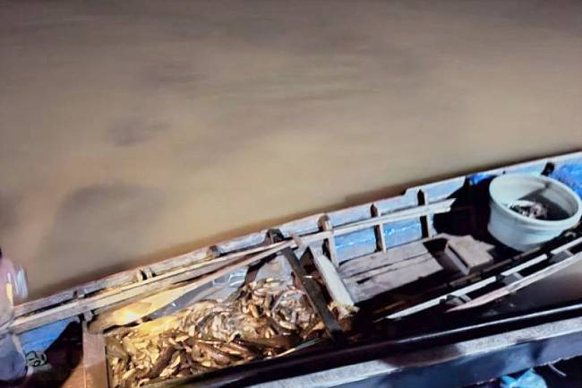 Satuan Polairud Polres Barito Kuala (Batola) mengamankan barang bukti HS yang melakukan tindak pidana penangkapan ikan ilegal di wilayah Batola, Provinsi Kalimantan Selatan, beberapa waktu lalu. (ANTARA/HO-Humas Polres Batola)