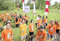 Tim Sahabat Bekantan Indonesia (SBI) bersama manajemen TAM dan Yayasan Benih Baik Indonesia melakukan penanaman bibit mangrove rambai di Pulau Curiak, Jumat (29/8/2025). (ANTARA/Firman)