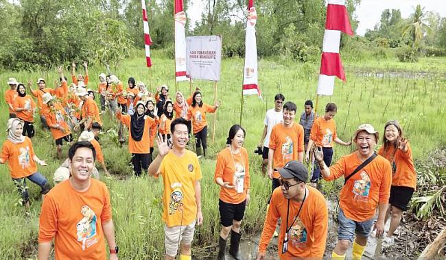 Tim Sahabat Bekantan Indonesia (SBI) bersama manajemen TAM dan Yayasan Benih Baik Indonesia melakukan penanaman bibit mangrove rambai di Pulau Curiak, Jumat (29/8/2025). (ANTARA/Firman)