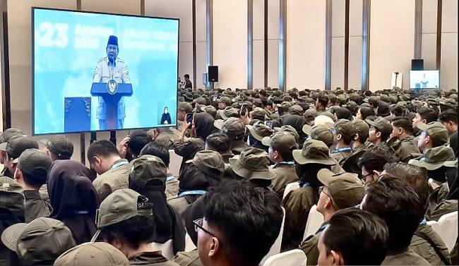 Sebanyak 2.000 guru dan kepala sekolah Sekolah Rakyat menyimak pembekalan dari Presiden Prabowo Subianto dalam acara retret Sekolah Rakyat di Jakarta International Expo (JIExpo) Kemayoran, Jakarta, Jumat (22/8/2025). (ANTARA/Andi Firdaus)

