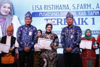 Penyerahan penghargaan kepada tenaga kesehatan teladan di Kalsel. Foto : MC Kalsel