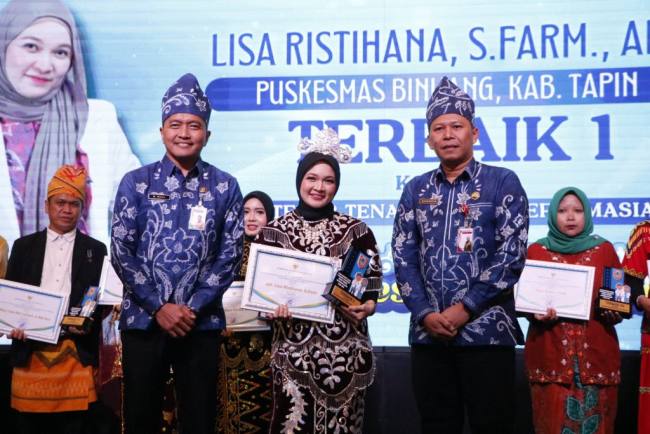 Penyerahan penghargaan kepada tenaga kesehatan teladan di Kalsel. Foto : MC Kalsel