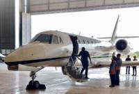 Petugas karantina (kanan) saat melakukan pengawasan lalu lintas komoditas pada penerbangan internasional perdana rute Batulicin-Singapura di Bandara Bersujud, Kabupaten Tanah Bumbu, Kalimantan Selatan. (ANTARA/HO-Karantina Kalsel)