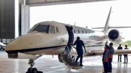 Petugas karantina (kanan) saat melakukan pengawasan lalu lintas komoditas pada penerbangan internasional perdana rute Batulicin-Singapura di Bandara Bersujud, Kabupaten Tanah Bumbu, Kalimantan Selatan. (ANTARA/HO-Karantina Kalsel)